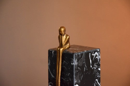 ESCULTURA HIERRO ESPERANDO SOBRE BASE MÁRMOL NEGRA GRANDE