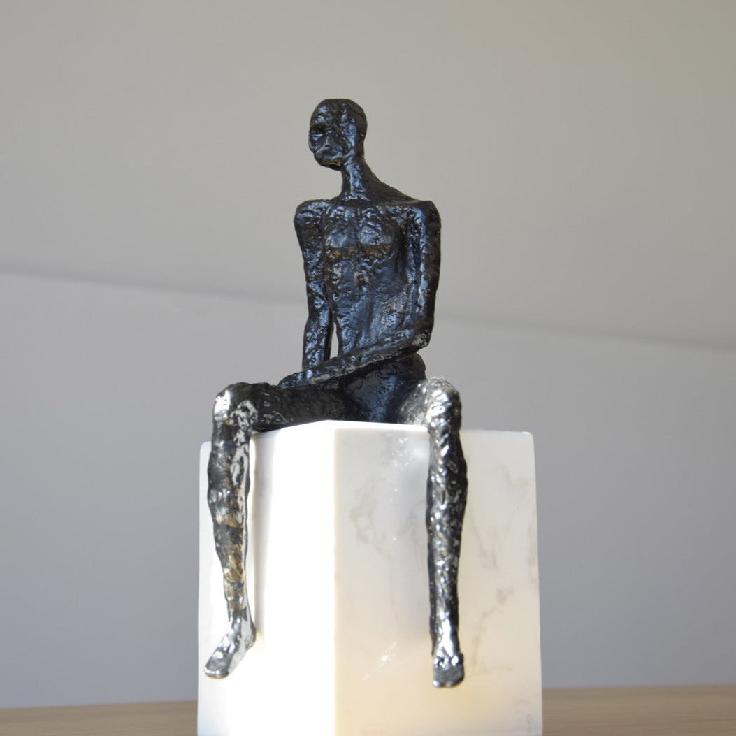 HOMBRE PENSANDO EN METAL BASE MARMOL N1