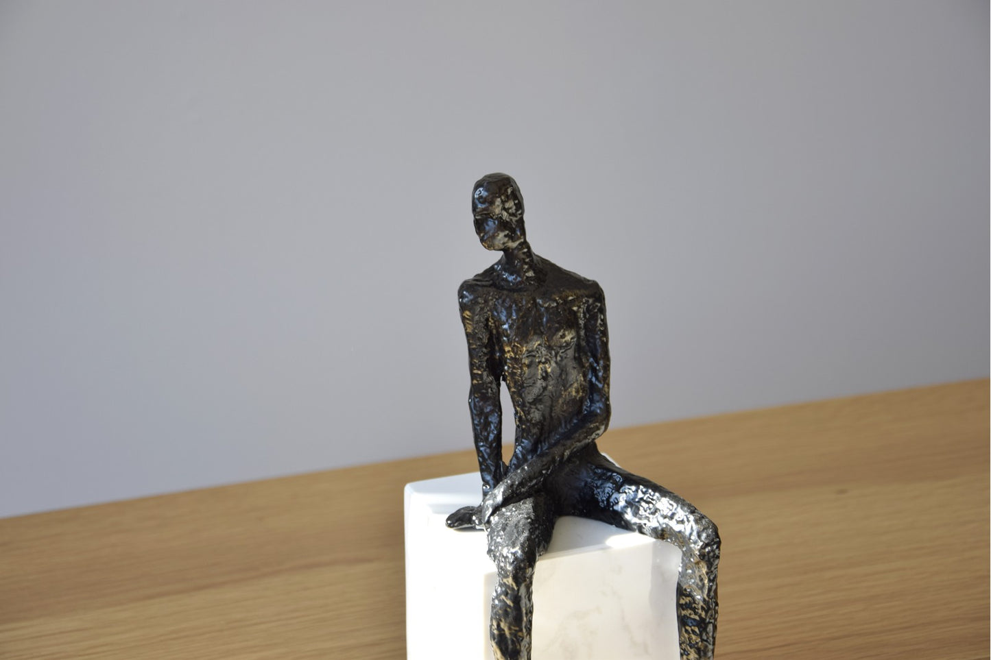 HOMBRE PENSANDO EN METAL BASE MARMOL N1