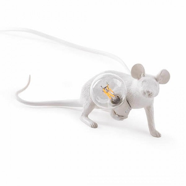 MOUSE ACOSTADO EN BLANCO