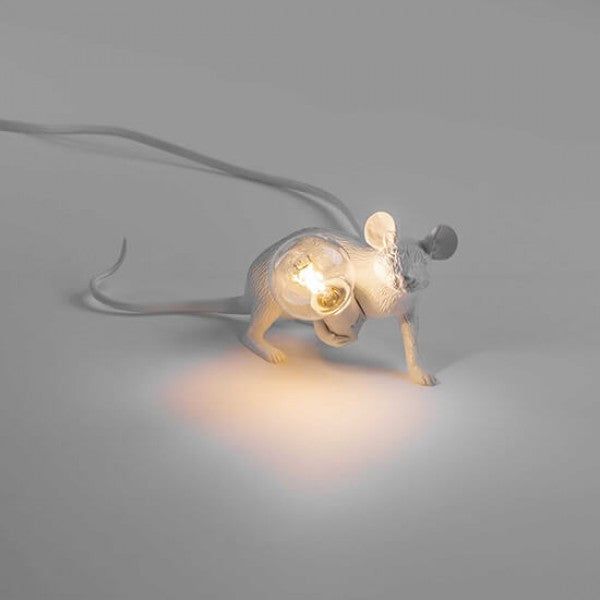 MOUSE ACOSTADO EN BLANCO