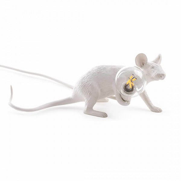 MOUSE ACOSTADO EN BLANCO