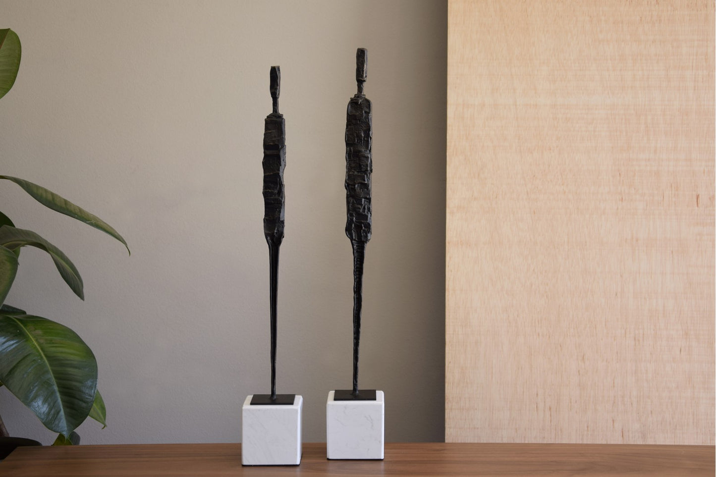 ESCULTURA HOMBRE METAL BASE MARMOL. PEQ